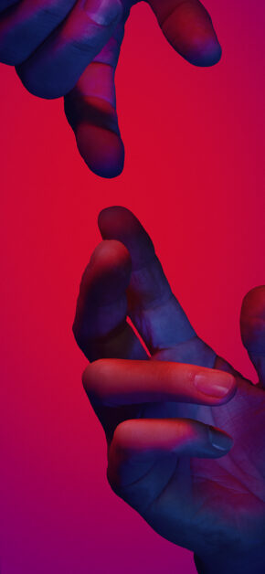 Huawei P20 Pro – Hands – Official Wallpaper (Red)
