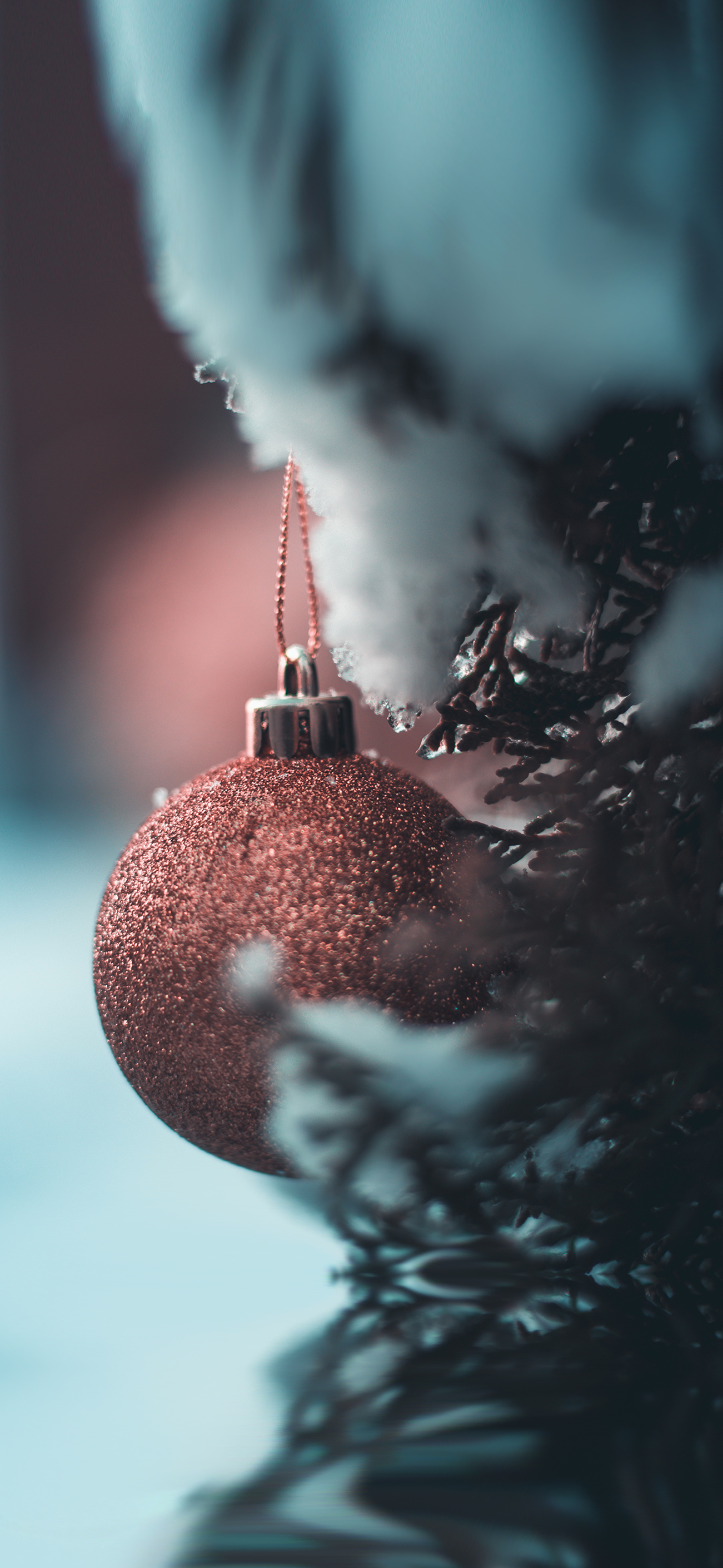 Một quả cầu Giáng sinh đẹp sẽ mang lại không khí tươi vui cho ngôi nhà của bạn. Hãy để mình lạc quan và cảm nhận sự đẹp mắt của quả cầu nhé!