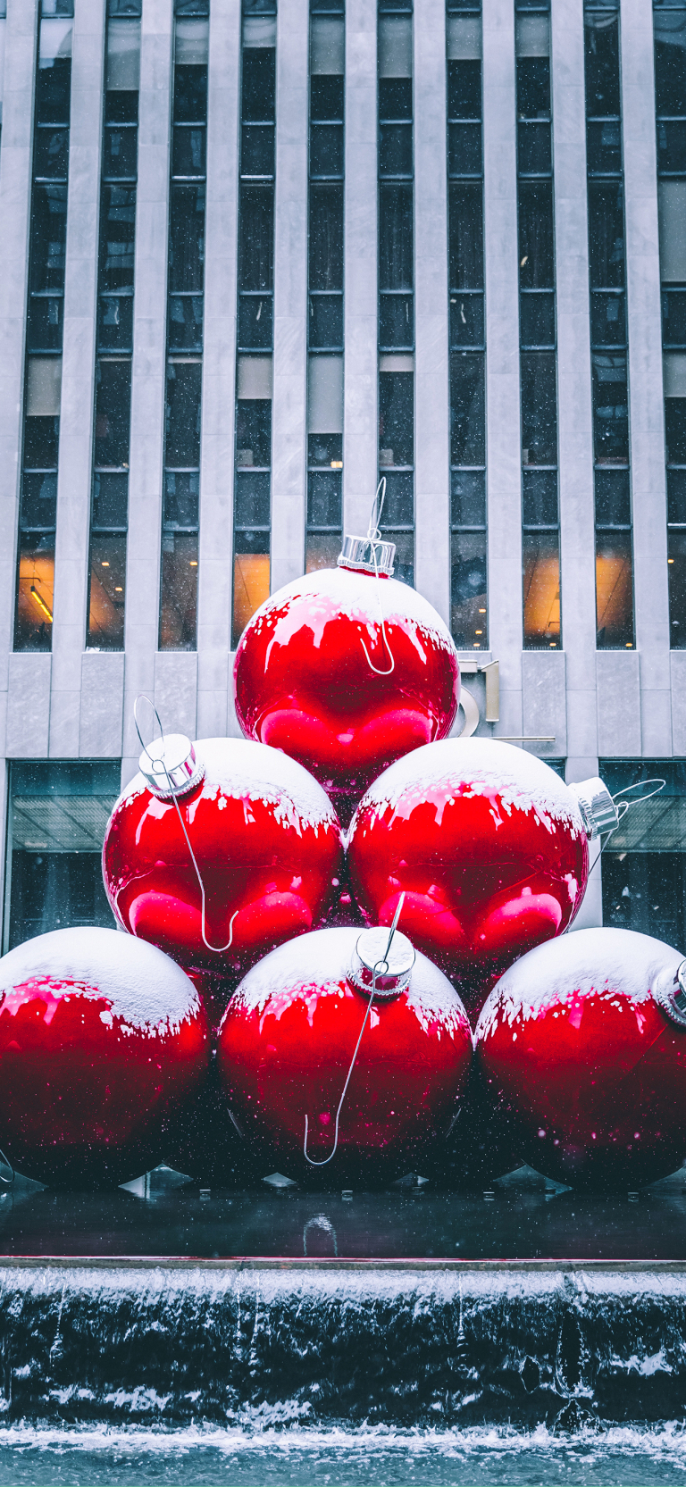 Default wallpaper of Christmas Giant Balls