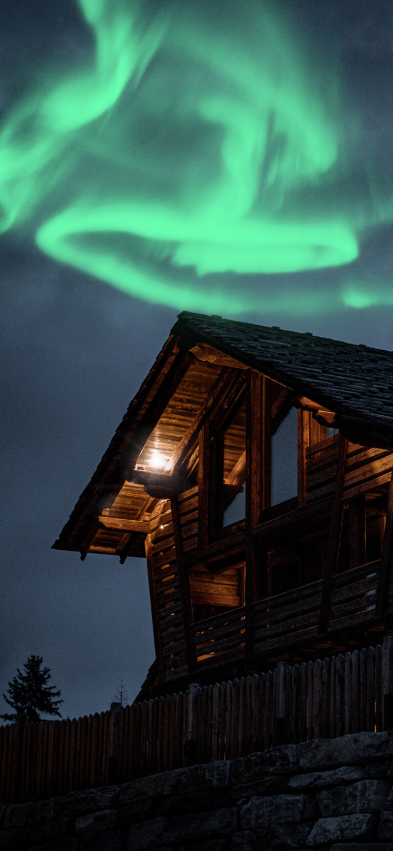 Default wallpaper of Northern Lights – Aurora