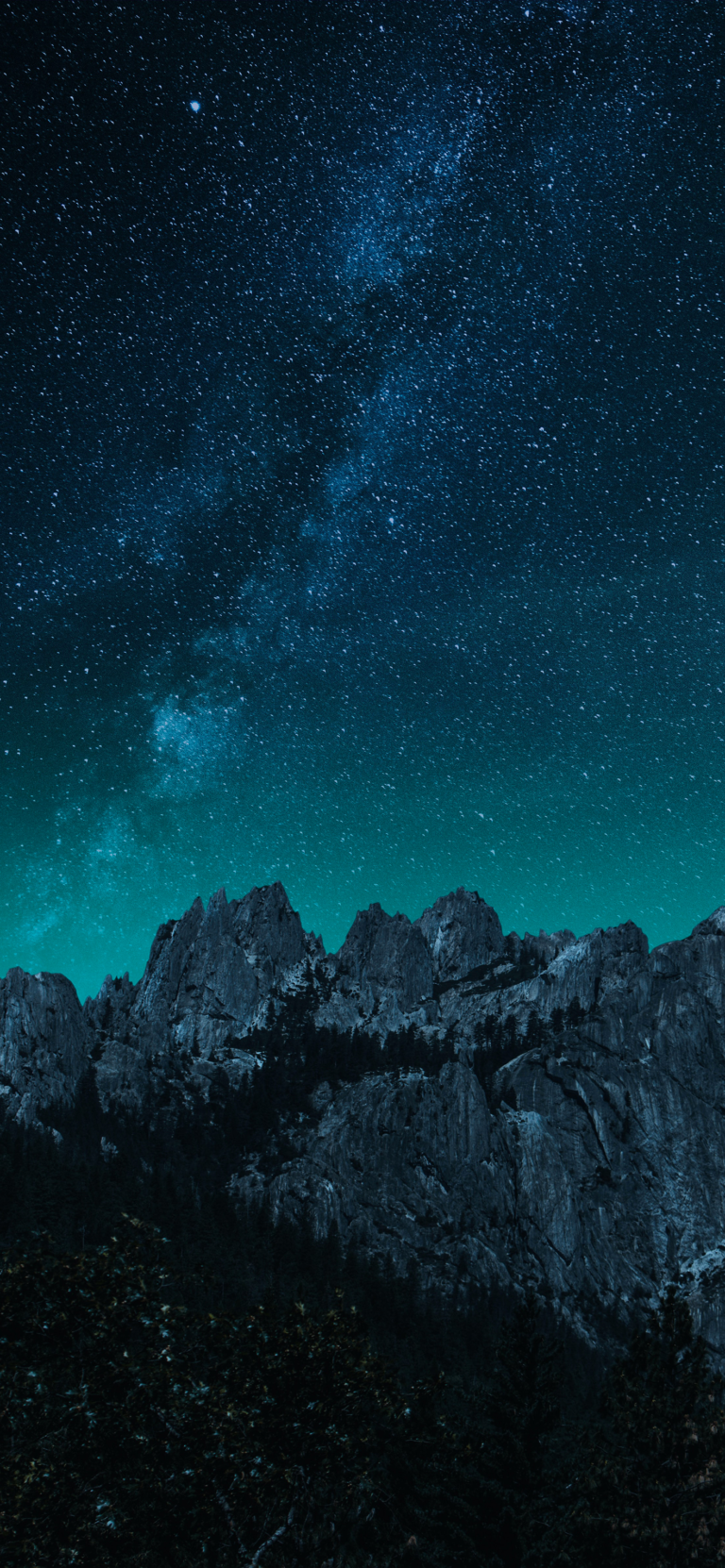 Default wallpaper of Castle Crags