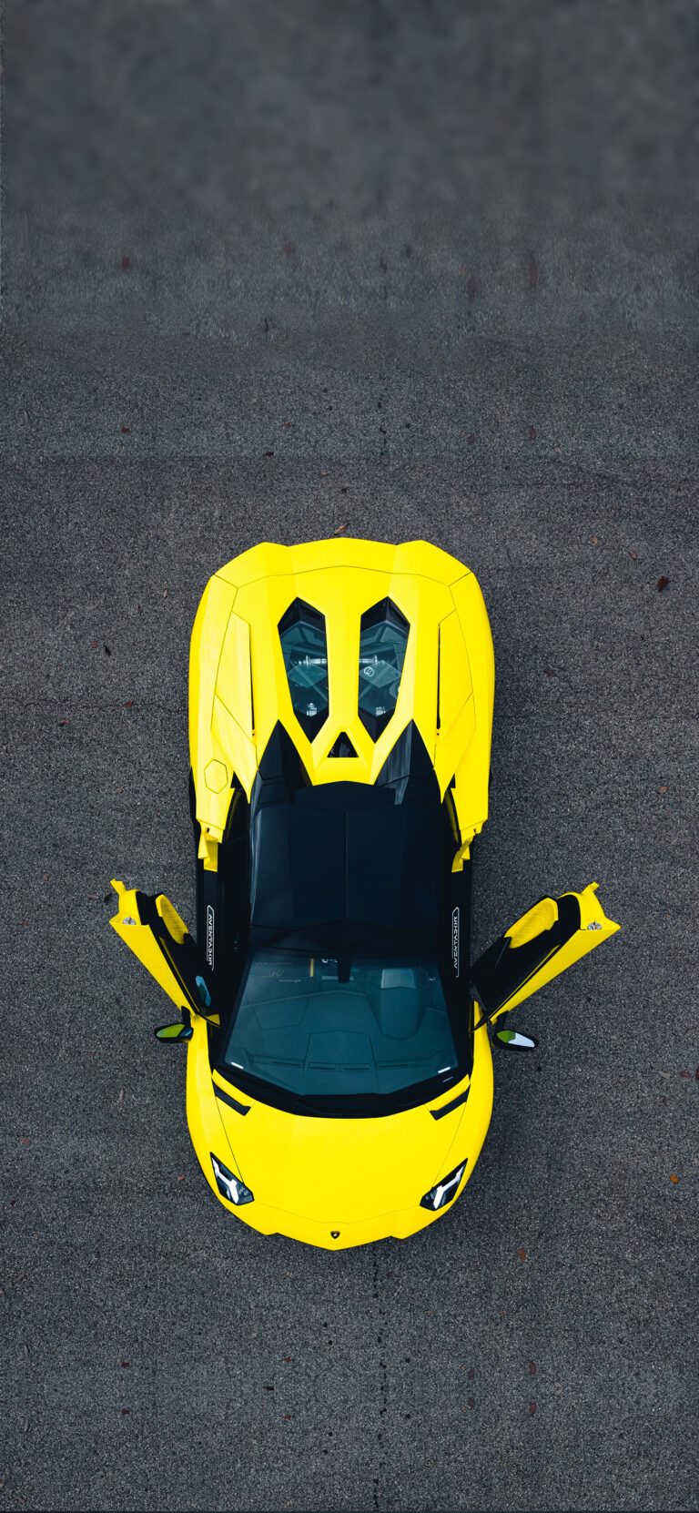 Default wallpaper of Yellow Lamborghini