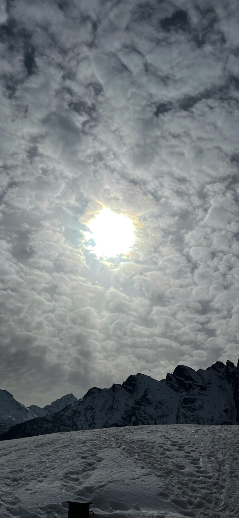 Default wallpaper of Sun behind the clouds