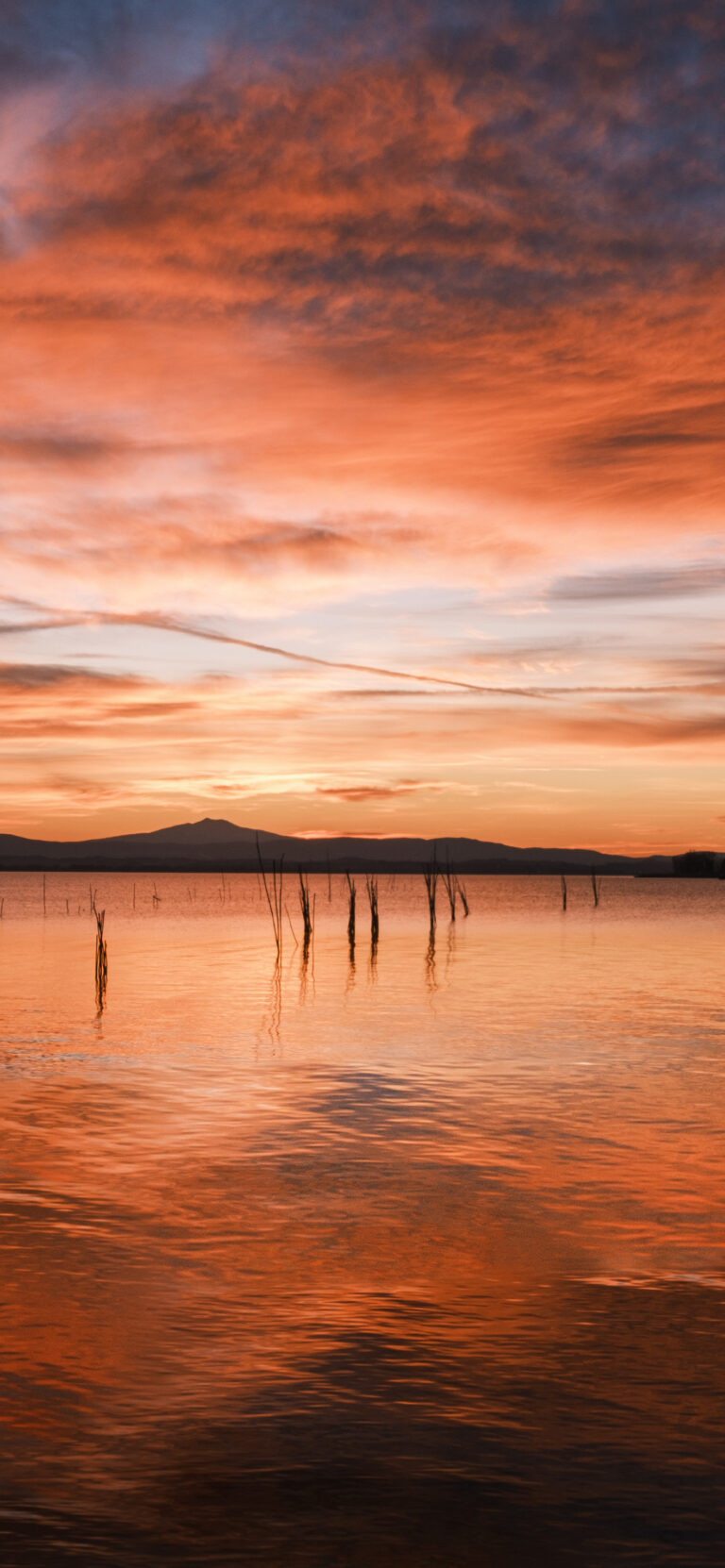 Default wallpaper of Sunset at Lake