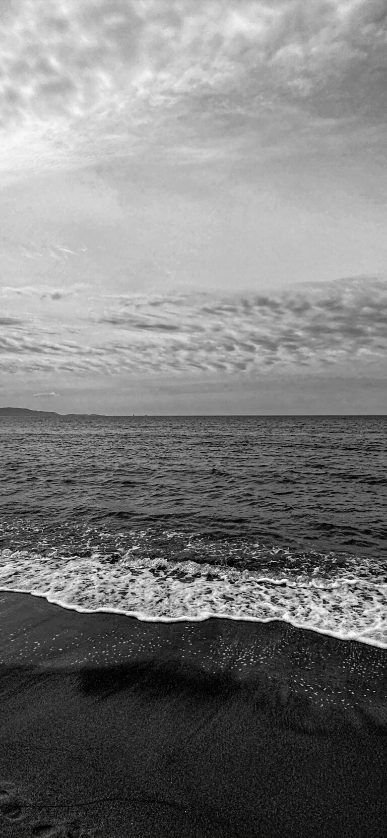 Default wallpaper of Sea B&W