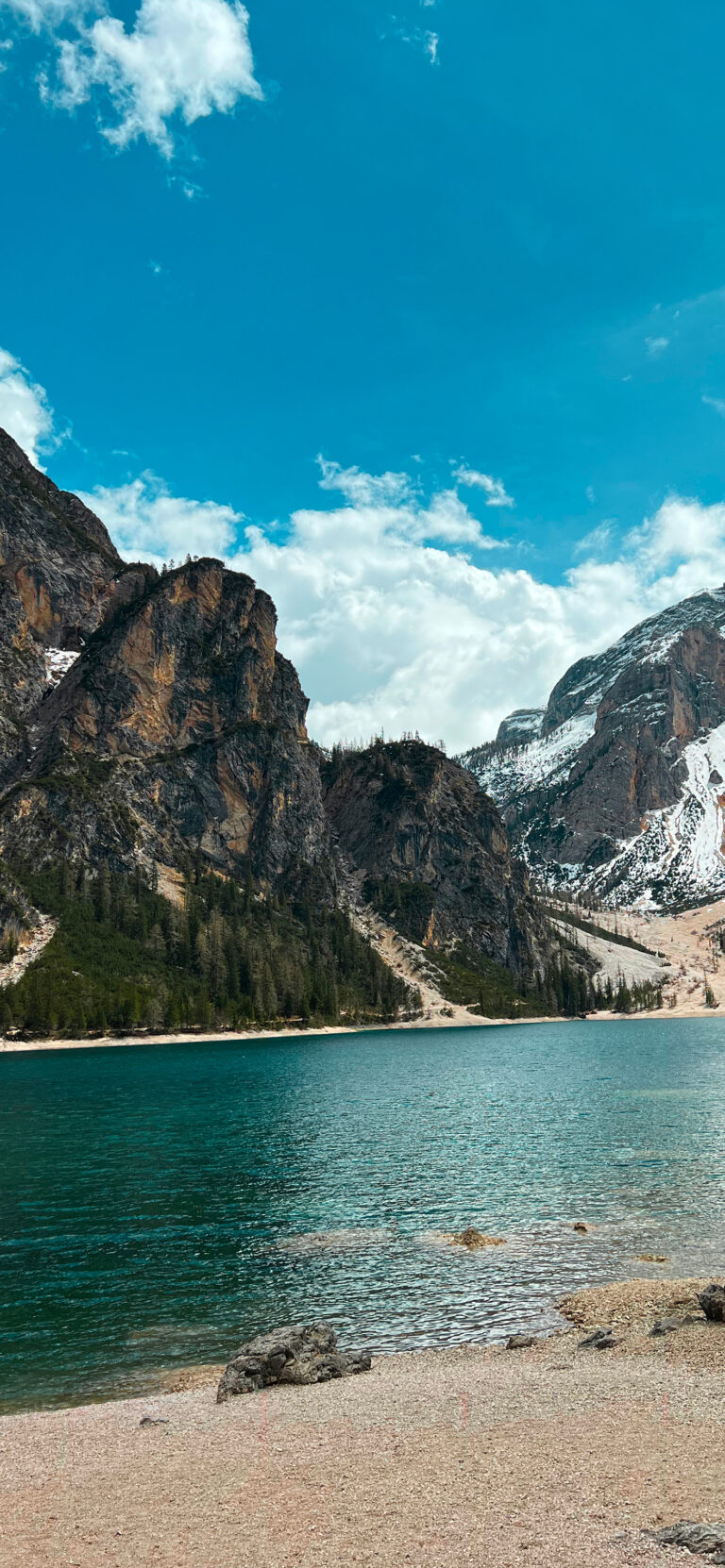 Default wallpaper of Another view on Lago Di Braies