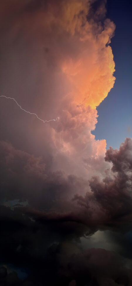 A lightning bolt from the clouds - Wallpapers Central