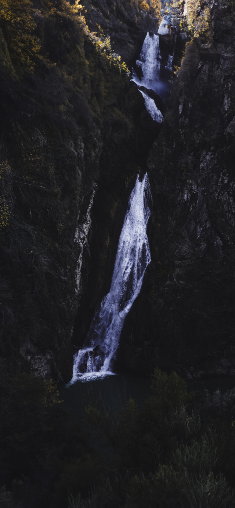 Default wallpaper of Waterfall