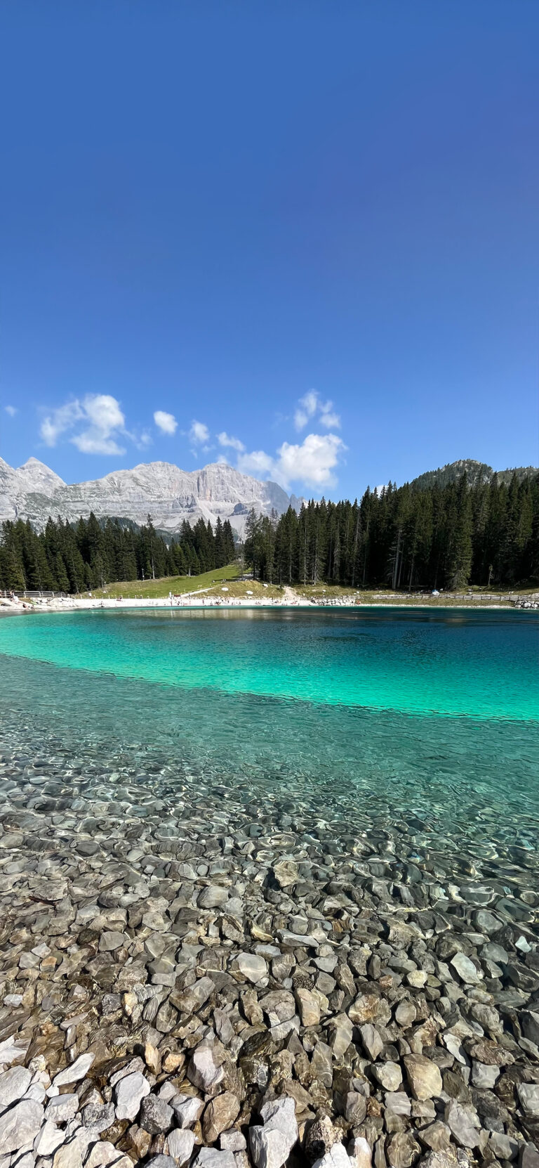 Default wallpaper of Lago Nelle Dolomiti