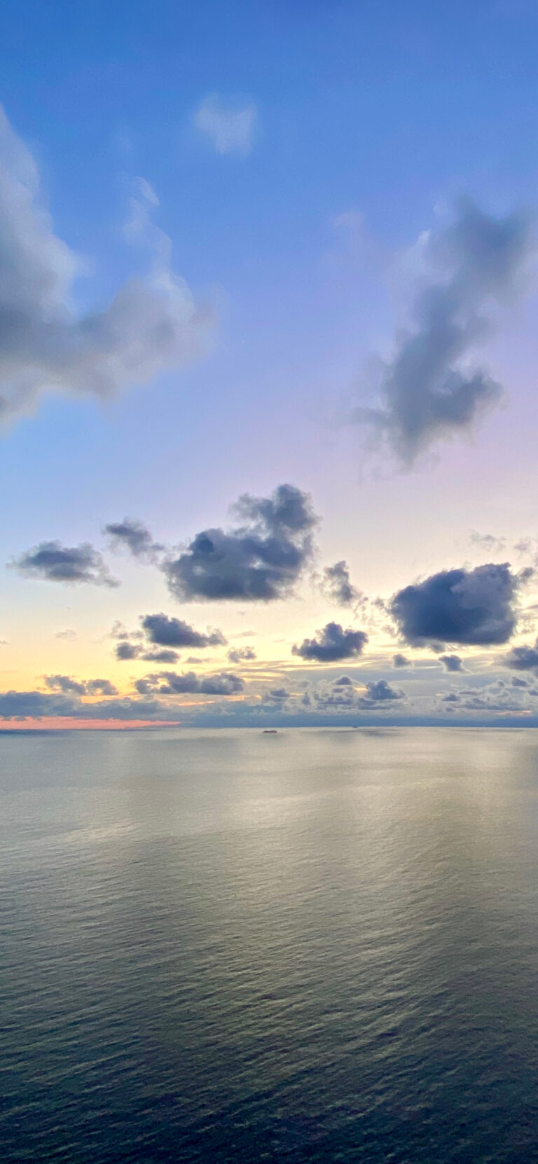 Default wallpaper of Clouds on the Sea