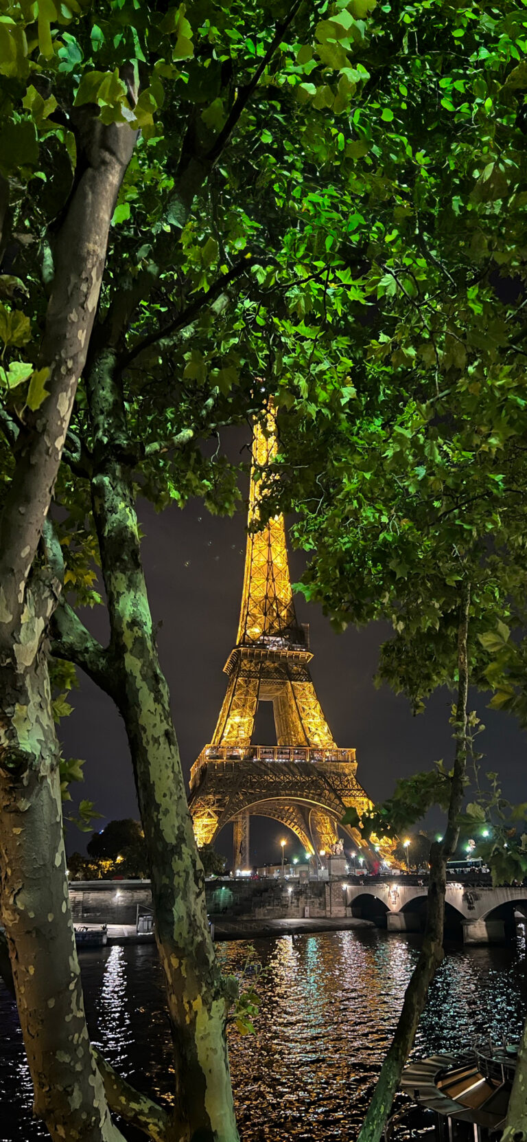 Default wallpaper of Eiffel Tower